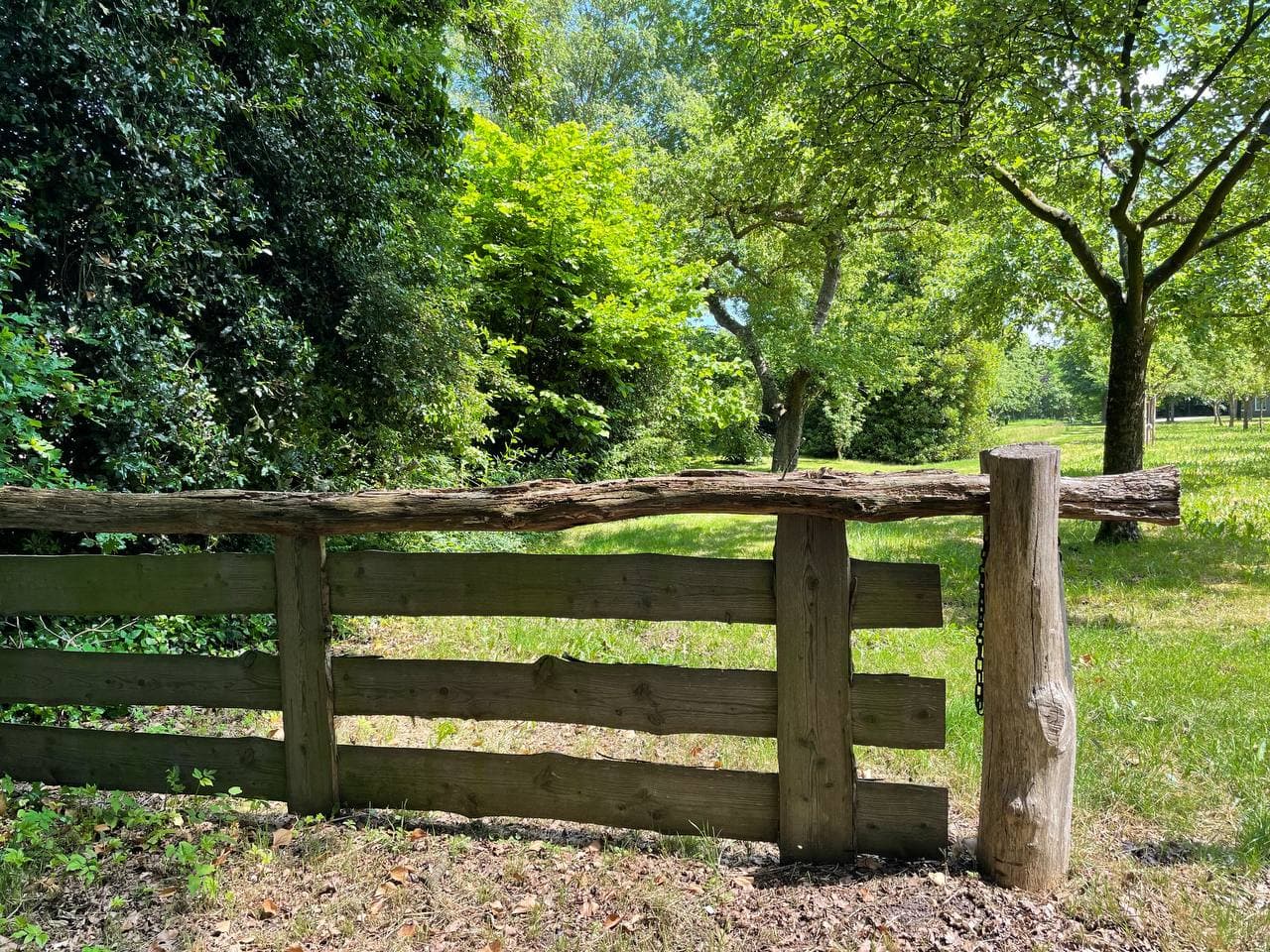 Houten hek met uitzicht op groen landschap