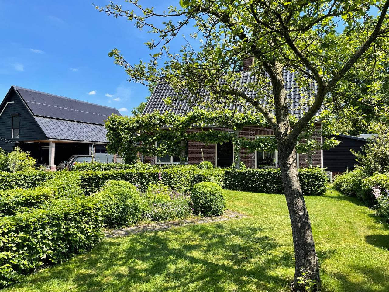 Karakteristieke boerderij met groene tuin in De Wolden