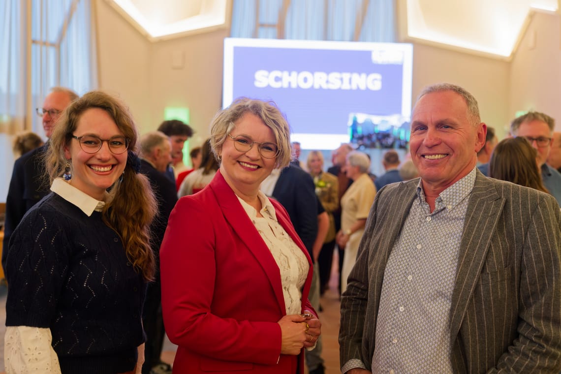 PRO-raadsleden Eline Kippers-van Lint, Wanda Offereins en Henk van IJzendoorn tijdens de raadsinstallatie in De Wolden.